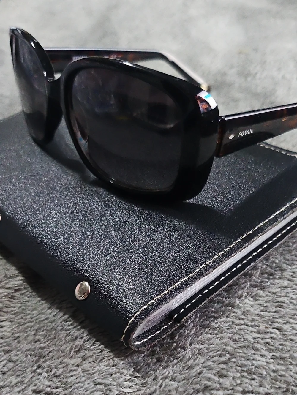Fossil Vintage Designer Sunglasses Read